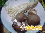 芙蓉菌菇丝瓜汤的做法 步骤8